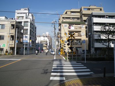 多摩川線踏切手前で右折